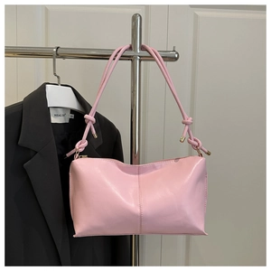 Détails du sac sous le bras rose en similicuir avec bandoulière à double cordon et nœuds