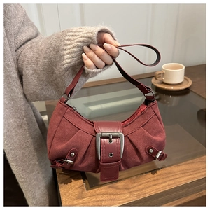 Details der burgunderroten Leder-Handtasche mit Silberschnalle und mattem Finish