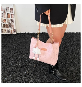 Borsa tote rosa con stelle, tracolla a catena e charm a forma di nuvola morbida