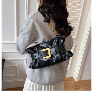 Détail du sac nuage plissé noir avec grande boucle dorée et bandoulière chaîne