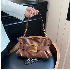 Détail du sac nuage plissé marron foncé avec boucle dorée et chaîne en métal