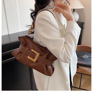 Détail du sac sous le bras plissé marron foncé avec boucle dorée et bandoulière