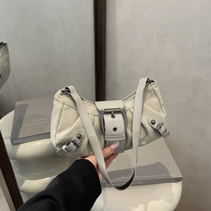 Minimalistische beige Wildleder-Unterarmtasche mit großer Silberschnalle und Falten