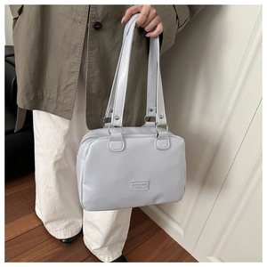 Dettaglio della borsa tote in pelle azzurra con finiture argento e doppi manici