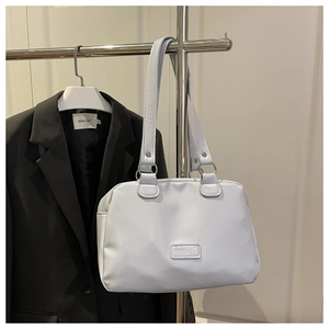 Détail du sac fourre-tout lavande brillant avec boucles métalliques argentées