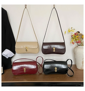 Vier Vintage-Baguette-Taschen in Beige, Braun und Schwarz mit Glanzfinish und Goldschließe