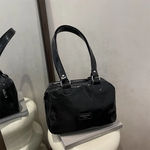 Borsa tote in pelle verniciata nera lucida con placca in metallo argento su libri