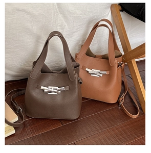Détail de sacs seaux en cuir texturé vintage avec boucles en métal argenté style bambou