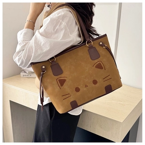 Détail d'un grand sac cabas chat avec oreilles 3D et pompon en simili cuir brun