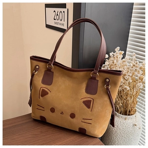 Détail du motif chat brodé sur le sac cabas en daim caramel avec anses en cuir