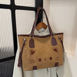 Grand sac cabas rétro en daim avec broderie chat et finitions marron sur un cintre