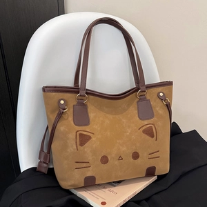 Grand sac cabas marron en daim avec broderie chat sur une chaise blanche, style rétro