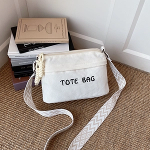 Sac fourre-tout chic en velours côtelé beige avec broderie et large bandoulière ethnique
