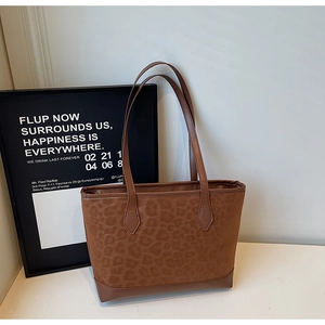 Detail of the brown leopard print tote bag featuring contrast stitching and dark trim