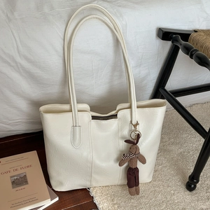 Sac Fourre-tout en Cuir PU Grande Capacité pour Femmes Minimaliste Urbain Sac à Épaule Avec Pendentif Lapin en Peluche