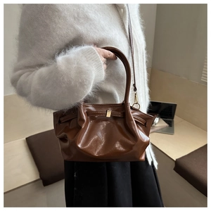 Vue détaillée du sac seau marron plissé avec fermoir doré et poignée ronde élégante