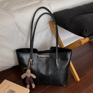 Grand sac cabas noir en cuir texturé avec breloque lapin et fermeture éclair dorée