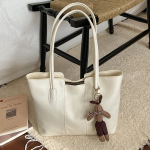Grand sac fourre-tout crème en cuir avec longues anses et pendentif lapin marron chic