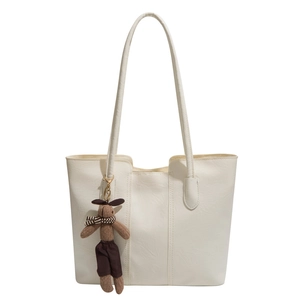 Grand sac fourre-tout en cuir beige avec coutures verticales et breloque lapin marron