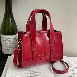 Sac à main rouge brillant en cuir PU avec bandoulière et lettrage doré chic