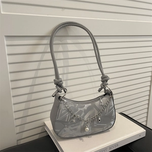 Sac sous le bras gris minimaliste avec imprimé graffiti et chaîne à breloques métal