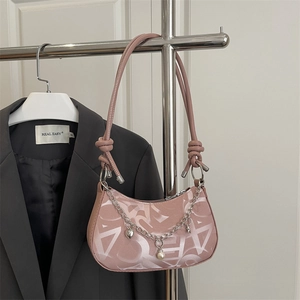 Sac hobo rose avec imprimé lettres, chaîne argentée et breloques étoiles décoratives