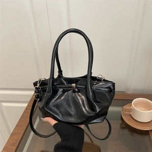 Borsa a secchiello minimalista in pelle cerata nera con manici e dettagli dorati