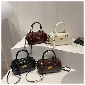 Bolsos Boston en cuatro colores con diseños grabados en escalones blancos