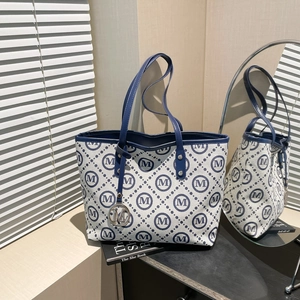 Grand sac cabas à motif à carreaux avec finitions en cuir bleu et breloque logo M élégante