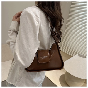 Vue détaillée du sac à bandoulière en cuir vintage marron foncé avec logo blanc