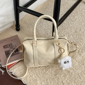 Sac Boston en Cuir PU Mode pour Femmes Sac à Épaule Urbain Minimaliste Grande Capacité Avec Charme de Monstre en Peluche