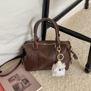 Sac cylindrique marron foncé avec logo Fashion Air Paris et breloque petit mouton