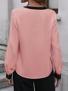 Rückansicht der rosa V-Ausschnitt Bluse mit schwarzen Kontrastkanten und Knopfmanschetten