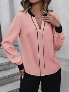 Detailansicht der rosa V-Ausschnitt Bluse mit schwarzen Paspeln und Knopfmanschetten