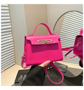 Dettaglio della borsa in pelle rosa con serratura in metallo dorato e riflesso a specchio