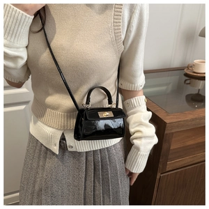 Vue détaillée du mini sac à main en cuir verni noir avec fermoir doré élégant