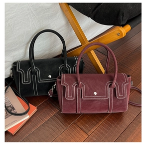 Détails des sacs à main en cuir noir et bordeaux avec des surpiqûres blanches