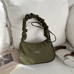 Sac à bandoulière vert olive avec nœud métallique et texture en nylon froncé