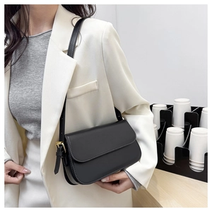 Sac sous le bras minimaliste en cuir noir avec boucle en métal doré sur la bandoulière