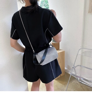 Sac bandoulière cylindrique strass argentés avec large bandoulière noire et chaîne métallique