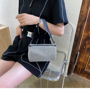 Détail du sac cylindre en strass argenté avec chaîne métallique et poignée noire