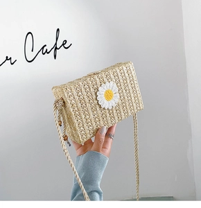 Détail du sac à bandoulière en paille avec broderie marguerite et perles en bois