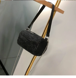 Détail du sac barillet en strass noirs avec chaîne argentée et bandoulière en cuir