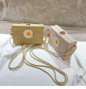 Détails de sacs bandoulière en paille avec broderie marguerite et fermoir doré