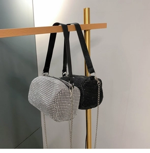 Détails de sacs cylindriques en strass argentés et noirs avec bandoulières chaînes