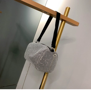 Détail du sac bandoulière argenté en strass avec large sangle et chaîne métal