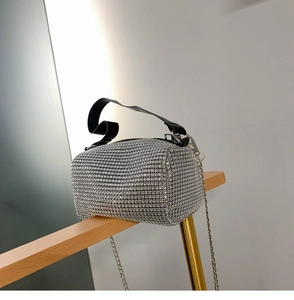 Sac seau argenté en strass avec bandoulière chaîne et détail de poignée en cuir
