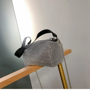 Détail d'un sac à main argenté serti de strass avec bandoulière en chaîne élégante