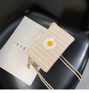 Détail du sac bandoulière en paille tressée blanche avec broderie marguerite et perles en bois