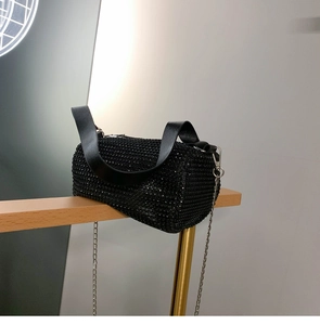 Détail du sac cylindrique noir à strass brillants avec bandoulière chaîne et cuir